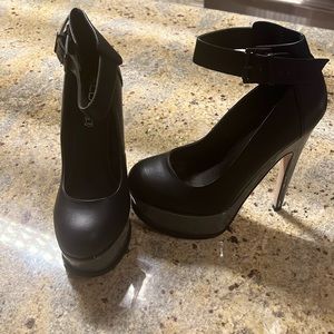Woman ALDO Black and Gray Heels (Never Been Worn)